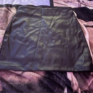 leather skirt. medium.